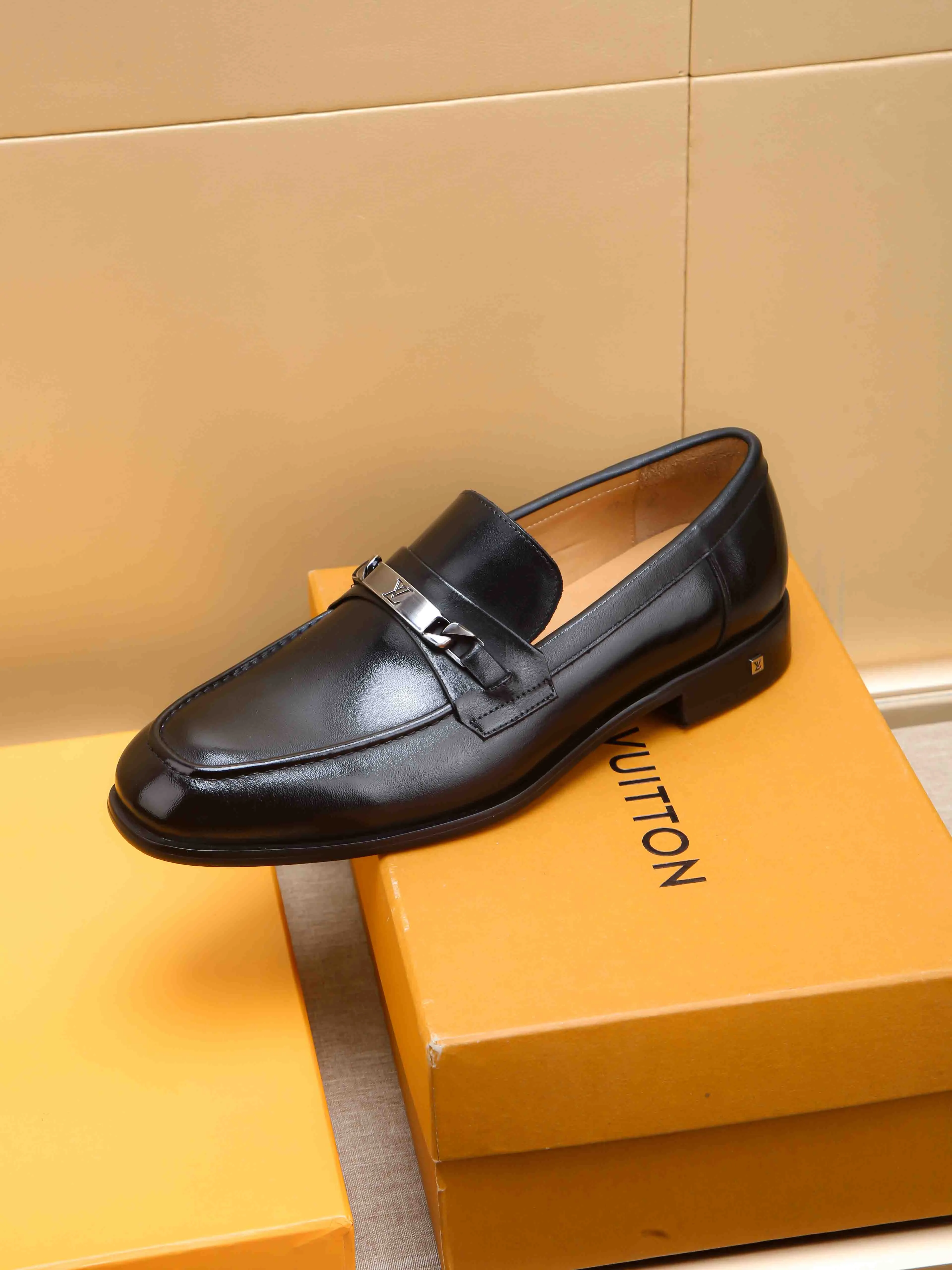 Men's shoes 💰 460 💰 Louis Vuitton LV ® 🆕 model 🔛Full shoe counter, first layer cowhide, 🐂leather lined casual shoes for men, super soft outsole, essential for driving. Counter synchronization, original first layer cowhide, completely 1:1 mold customization🌹top version, color optional! Number: 39-44 (customized at 38.45)